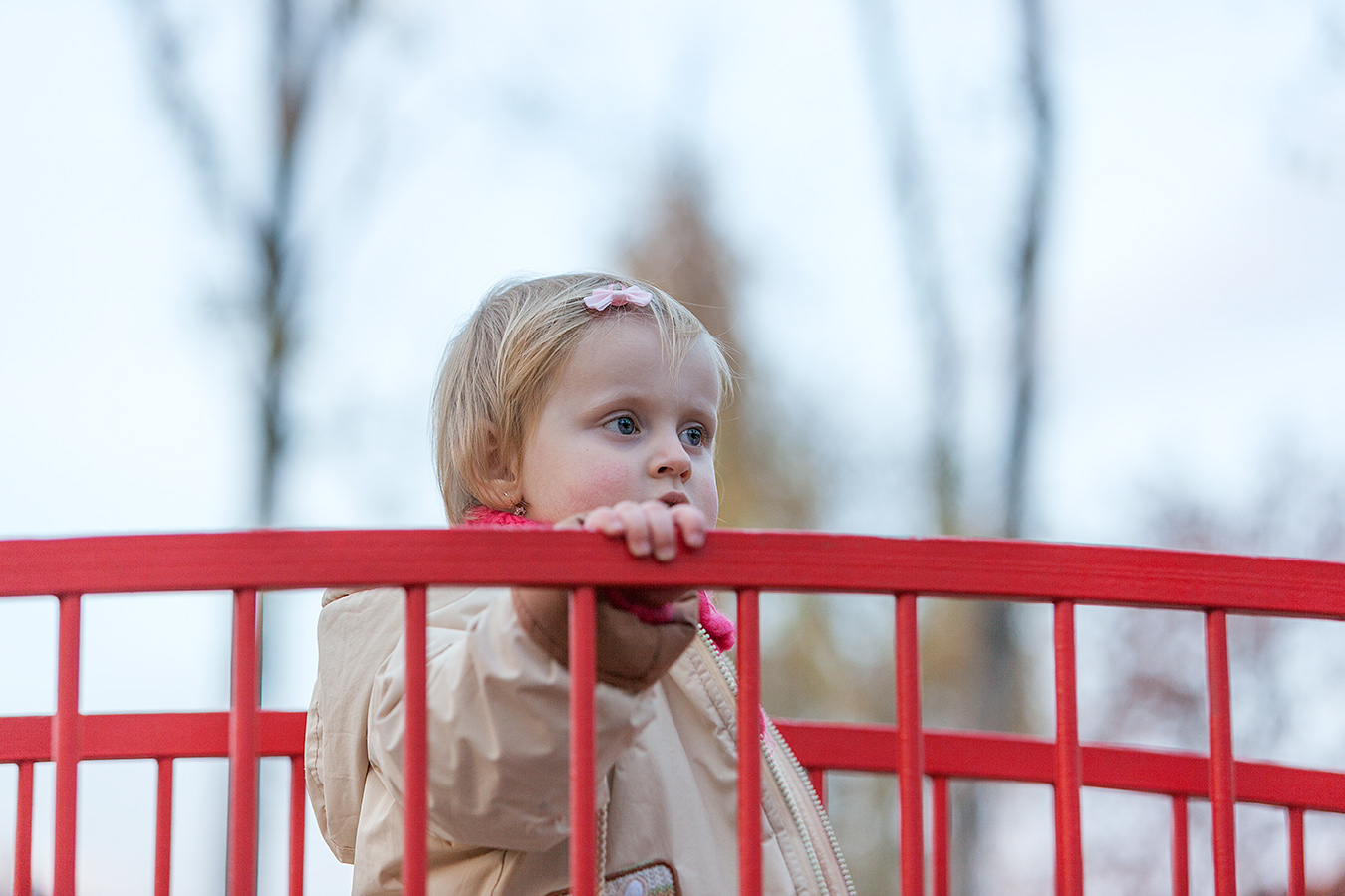 Portrait eines Mädchens auf einem roten Steg