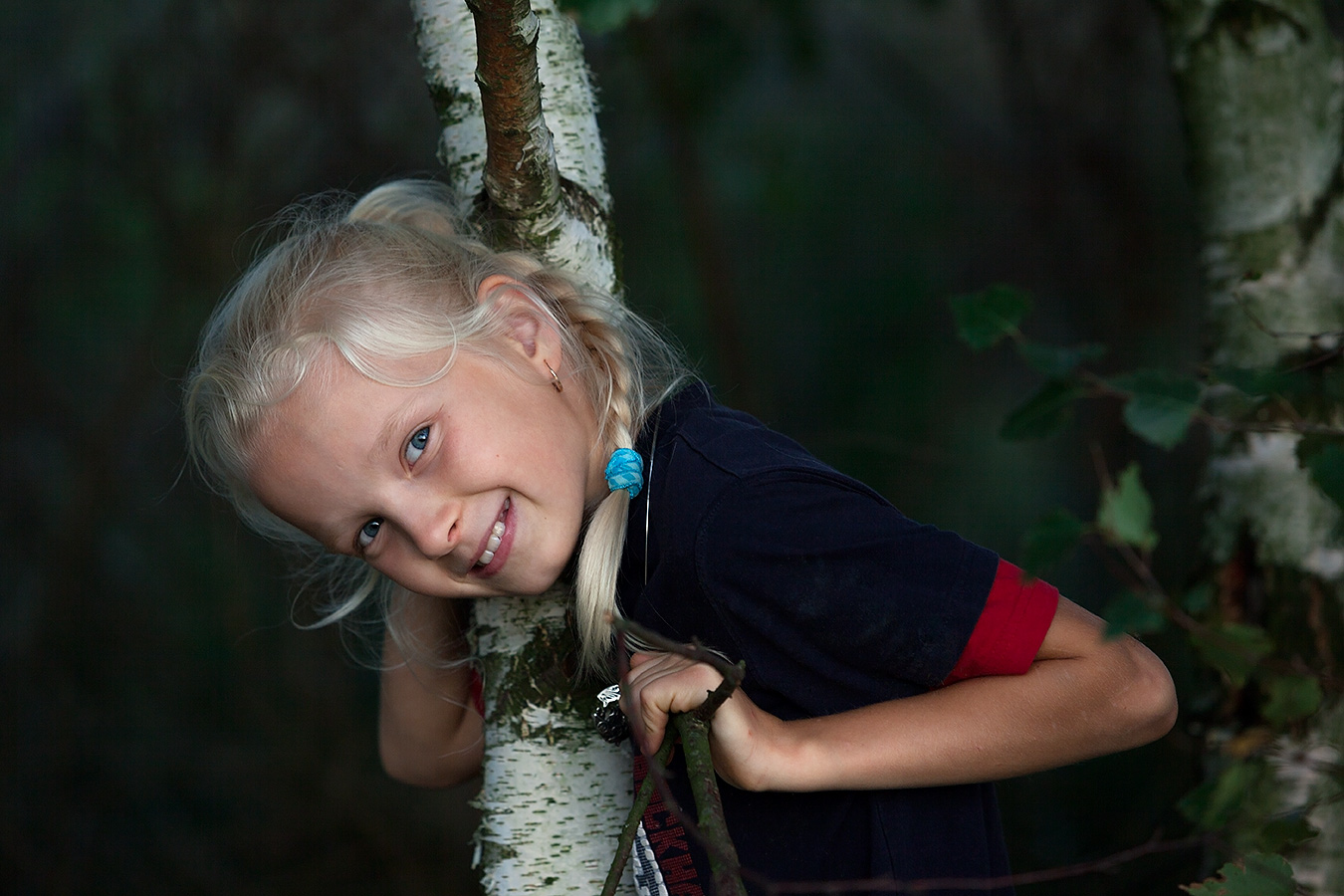 Bild eines Mädchens im Wald