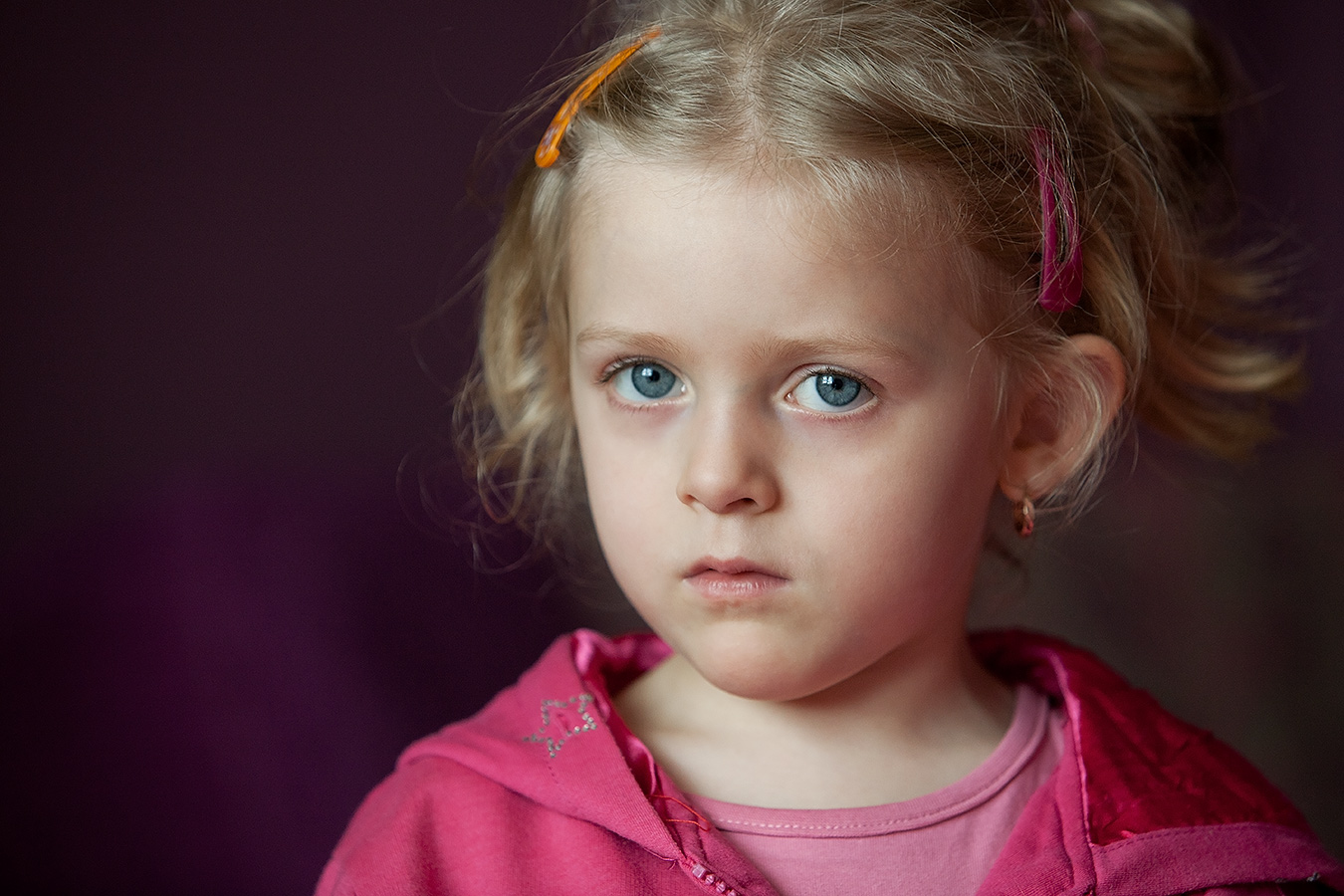 Portrait eines Mädchens mit skeptischem Blick